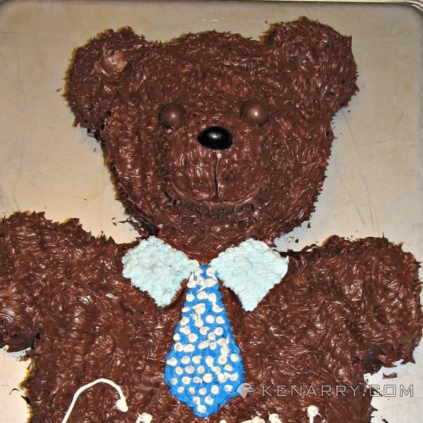What a cute bear cake! This teddy bear is adorable for a kid's birthday party.
