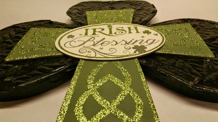 St. Patrick's Day Shamrock Door Hanger or Wall Plaque - A great craft from Robin at Redo It Yourself Inspirations featured on Ideas for the Home by Kenarry®