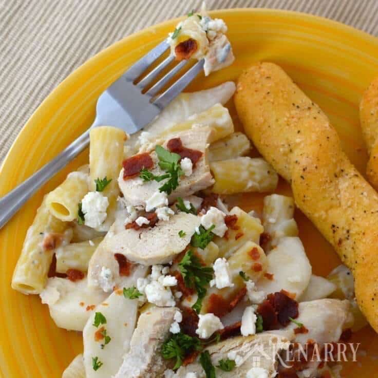 I love creamy chicken pasta! This delicious Chicken Rigatoni recipe is topped with bleu cheese, crispy bacon and juicy pear slices.