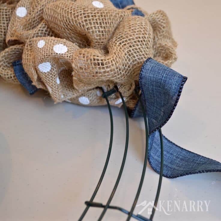 Love this denim and dots burlap wreath tutorial! It's an easy DIY craft using two different accent ribbons to create beautiful home decor.
