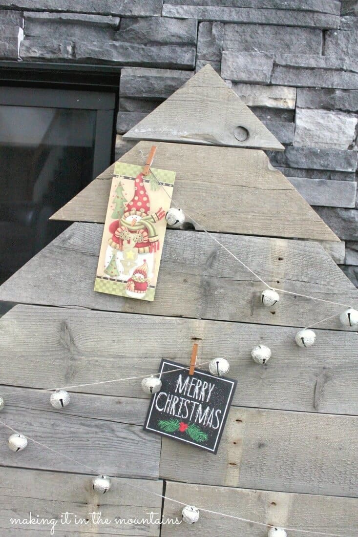 Rustic Pallet Wood Christmas Card Tree – Making It In the Mountains - 18 Ideas for Displaying Christmas Cards on Kenarry.com