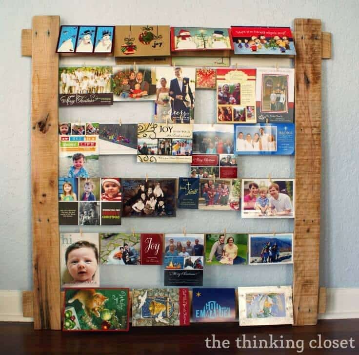  Pallet Christmas Photo Display – The Thinking Closet - 18 Ideas for Displaying Christmas Cards on Kenarry.com
