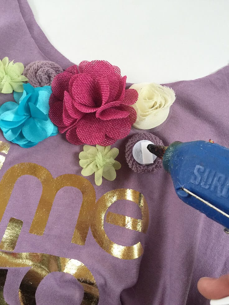 upcycle your favorite T-shirt to a fresh tote bag with some fabric flowers