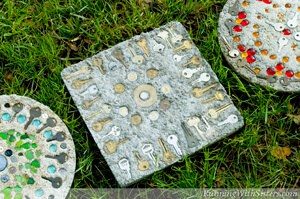 Make DIY Steampunk stepping stones with old keys!