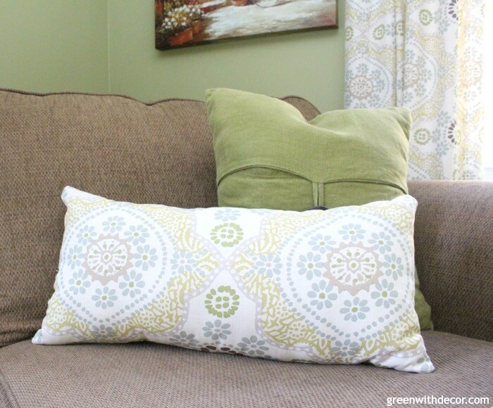 How to make a pillow from extra fabric. What a great idea instead of throwing fabric away. You can never have enough throw pillows! 