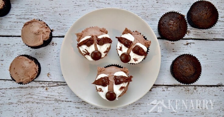 These raccoon cupcakes are SO cute! With this video tutorial, it would be really easy to make these if you need an idea for an animal themed dessert for a birthday party, a kid's treat for school or a cupcake walk prize.