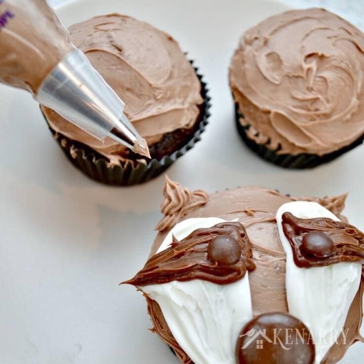 These raccoon cupcakes are SO cute! With this video tutorial, it would be really easy to make these if you need an idea for an animal themed dessert for a birthday party, a kid's treat for school or a cupcake walk prize.