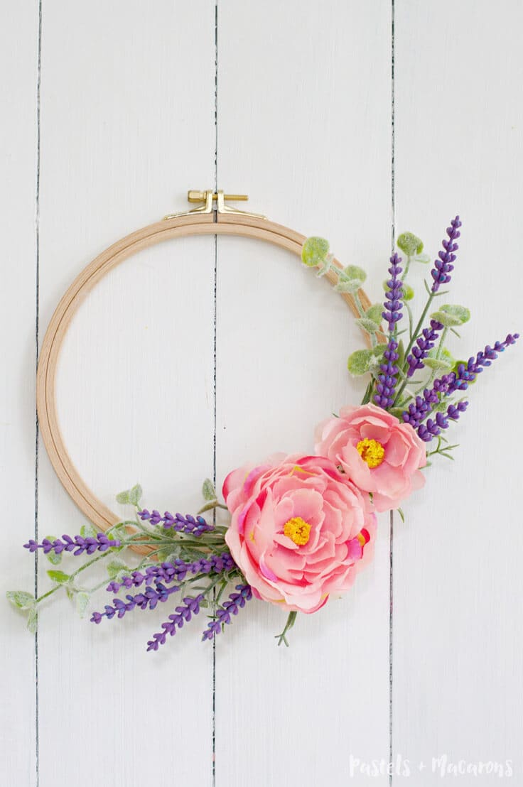 DIY Embroidery Hoop Spring Wreath tutorial. Quick and easy.