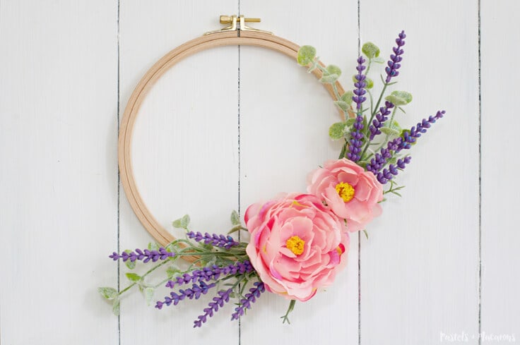 Embroidery Hoop Spring Wreath for the warmer months. An easy and quick DIY