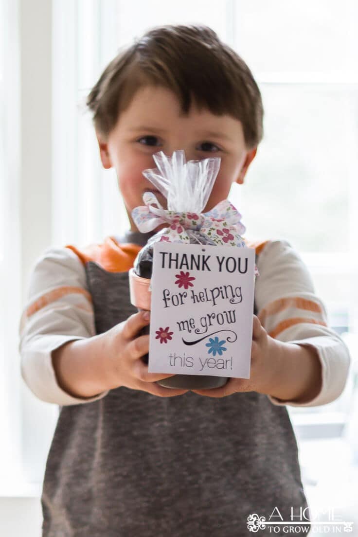 These easy DIY teacher appreciation gifts with a free printable envelope are perfect for the end of the school year! Pin it now, so you won't forget it later!