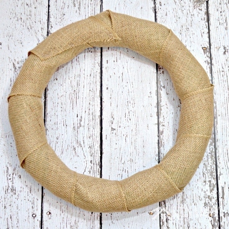 If you love to decorate your home or cottage with coastal decor, this Nautical Wreath using sisal rope and an anchor is an easy must-make craft idea for summer.