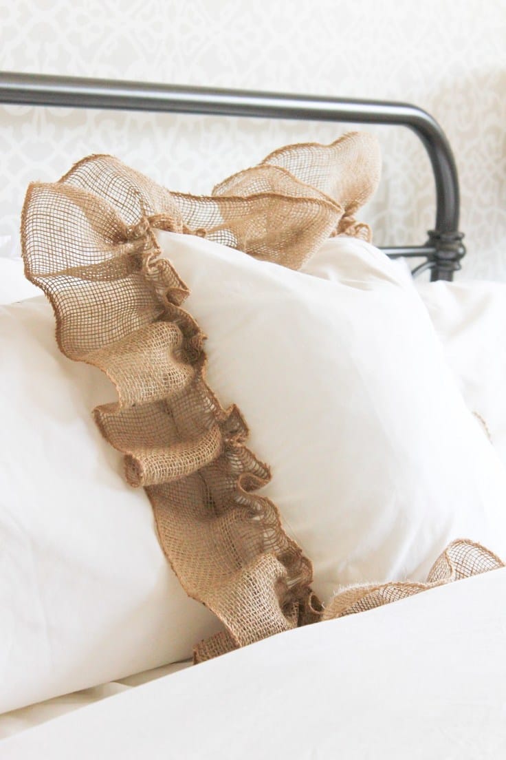 15 Minute Farmhouse Style Ruffle Burlap Pillow – Making It In the Mountains -- 12 creative burlap craft projects featured on Kenarry.com