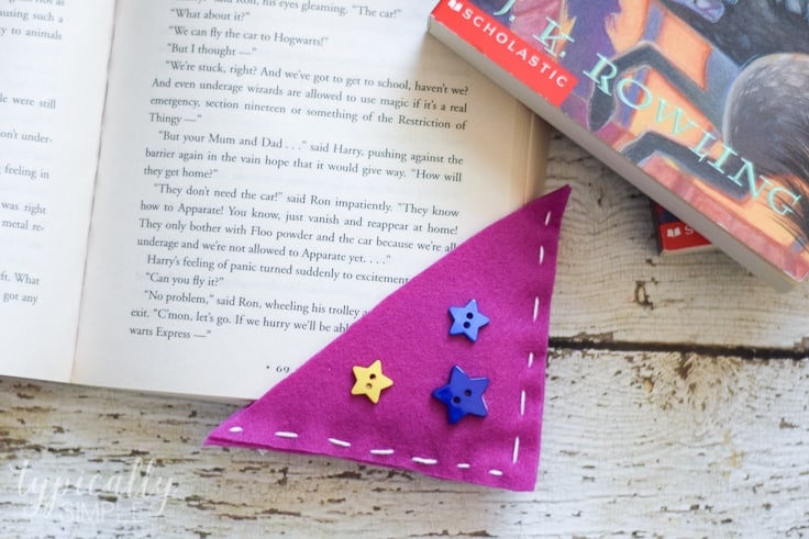 Create corner bookmarks using felt. This is an easy beginner tutorial to teach kids how to sew. 