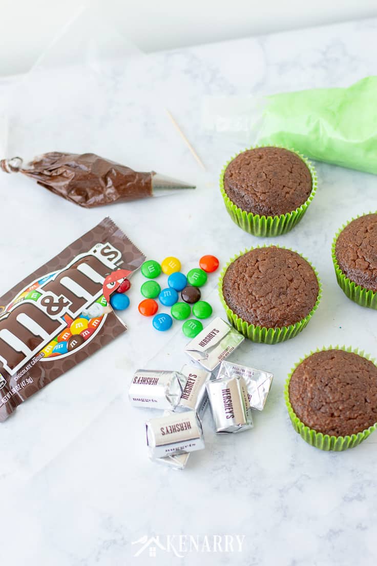 Make these fun Father's Day cupcakes with candy lawn mowers to celebrate dad! They're an easy idea you can create with the kids as a Father's Day dessert. #fathersday #cupcakes #recipes #cupcakeideas