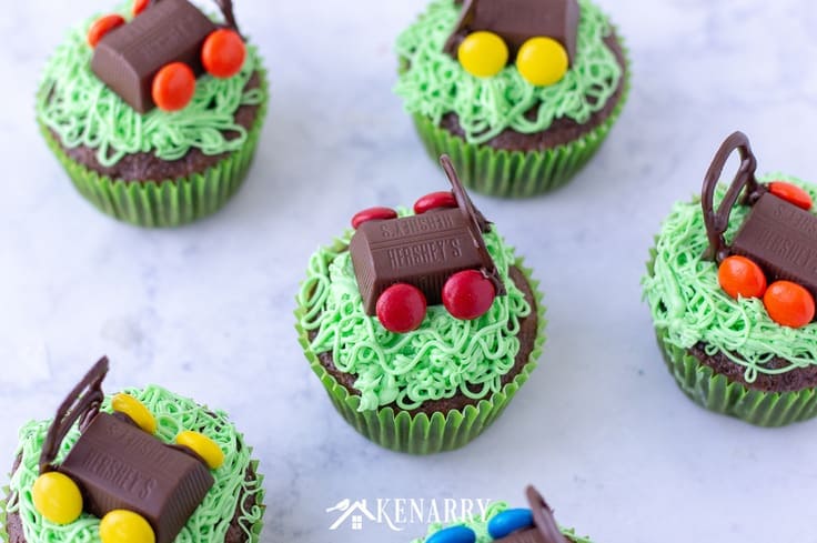 Need an easy dessert idea for Father's Day? You can celebrate dad by making these fun Father's Day cupcakes topped with edible lawn mowers made of candy. #fathersday #cupcakes #recipes #cupcakeideas #racecar