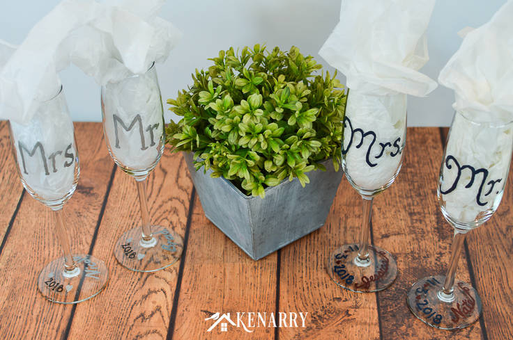 Learn how to customize champagne glasses for a wedding reception. These Mr. and Mrs. toasting glasses are an easy DIY gift for the bride and groom, perfect for a bridal shower, wedding or anniversary. #weddinggifts #weddingideas #weddingreception #handpainted