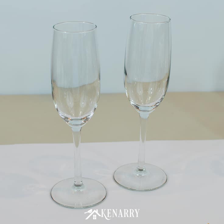 Turn basic, inexpensive champagne flutes into Mr. and Mrs. toasting glasses for a wedding. Personalized champagne glasses are an easy gift to make for the bride and groom, perfect for a bridal shower, wedding or anniversary. #weddinggifts #weddingideas #weddingreception #handpainted