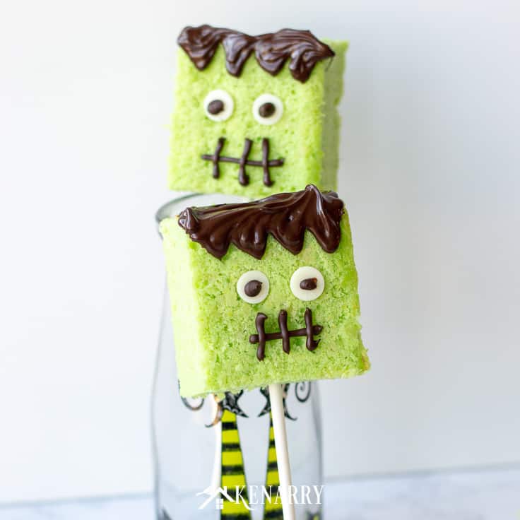 The candy eyeballs on these Halloween cake pops make them a fun and festive treat for your kids class party or to give as a sweet treat to friends. #easyrecipes #halloween #recipes #dessert #kidfriendlyrecipes