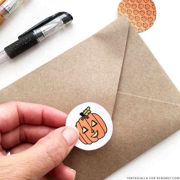 These easy and cute DIY printable Halloween cards are perfect for expressing your gratitude to those who contribute to making this holiday fun and safe for your kids, like teachers and neighbors. Designed by tortagialla.com for Kenarry. #halloween #halloweencards #kenarry