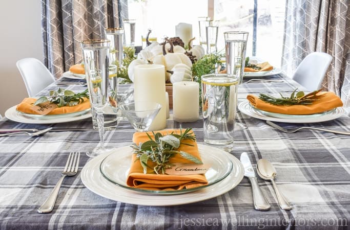 Hosting Turkey Day this year and need ideas on a simple, elegant tablescape? We'll show you how to create a Thanksgiving table setting in 6 easy steps! It's every thing you need to know, from centerpieces to place settings, for any type of decor whether it be rustic, traditional or modern. #thanksgiving #thanksgivingtable #kenarry
