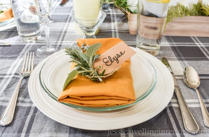 Hosting Turkey Day this year and need ideas on a simple, elegant tablescape? We'll show you how to create a Thanksgiving table setting in 6 easy steps! It's every thing you need to know, from centerpieces to place settings, for any type of decor whether it be rustic, traditional or modern. #thanksgiving #thanksgivingtable #kenarry