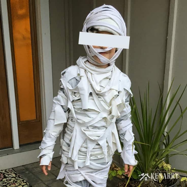 Need an easy Halloween costume idea for kids? In this DIY tutorial, you'll learn how to make a mummy costume with bandages and old t-shirts. #halloween #diyhalloweencostume #kenarry