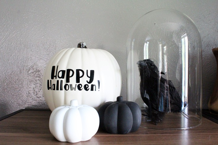 Learn how to cut vinyl to make a custom Halloween pumpkin design, even if you don’t have a fancy cutting machine like a Silhouette or Cricut. This easy no carve pumpkin tutorial includes a printable design and step-by-step instructions to decorate a fall or Halloween pumpkin for your front porch. #pumpkins #halloweendecorations #halloweencrafts #falldecorations #fallfrontporch #halloween #kenarry