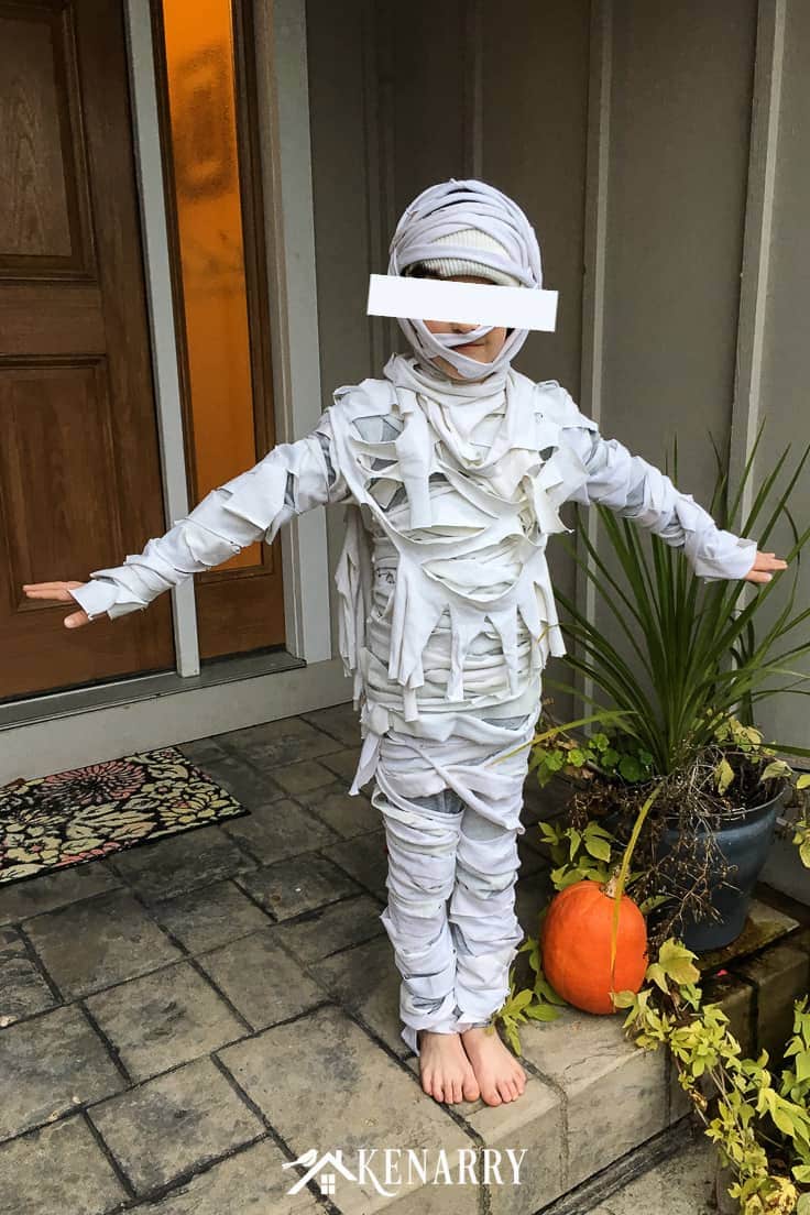 Need an easy Halloween costume idea for kids? In this DIY tutorial, you'll learn how to make a mummy costume with bandages and old t-shirts. #halloween #diyhalloweencostume #kenarry