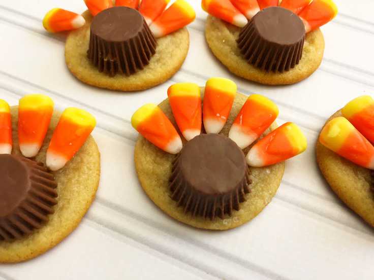 These Thanksgiving turkey sugar cookies are sure to delight both kids and adults!  They're so cute that you won't believe how easy they are!  Click to  get even more Thanksgiving ideas and save to your recipes! #Thanksgiving Thanksgivingrecipes #cookies #cookierecipes #easyrecipes #dessert #kenarry