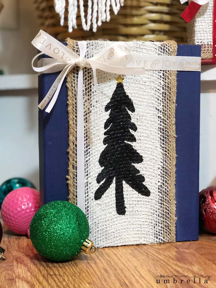 Bring a little farmhouse or rustic holiday season cheer into your home this year with handmade burlap Christmas signs! Not only can these painted wooden signs be created in a variety of colors, but they will also be a great DIY project for the whole family to enjoy.﻿ #christmastree #fixerupper #kenarry