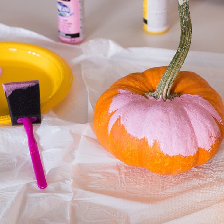 An easy-peasy DIY for Thanksgiving - a pastel pumpkin centrepiece that say "Give Thanks"