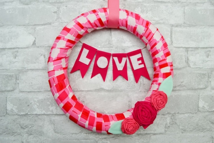 Use up some of your fabric scraps to make an easy and cheerful DIY Valentines wreath that will set a festive mood at your front door. #wreaths #valentines #kenarry