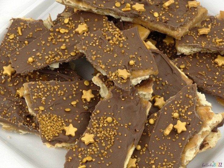 This New Year's Eve Toffee Bark dessert recipe takes the sweet and salty flavor combination to a whole new level. Best of all, it's incredibly quick and easy to make! #desserts #dessertbar #kenarry