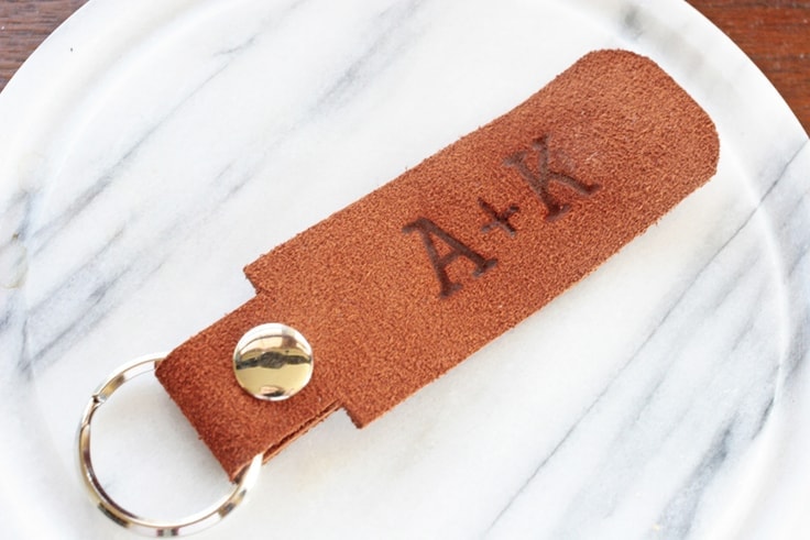 Learn how to make your own DIY keychain with leather. This simple leather craft project makes a great gift for a husband or boyfriend (and is perfect for Valentine's Day)!﻿ #diygifts #crafts #kenarry